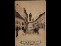 Spomenik Andriji Kačiću Miošiću 1895. godine. Rad Ivana Rendića postavljen 1891. godine u povodu Jubilarne gospodarsko-šumarske izložbe (Foto Ivan Standl)  Fotografija prikazuje spomenik Andriji Kačiću Miošiću Ivana Rendića. Isti spomenik podignut je 1890. godine u Makarskoj, a u Zagrebu je postavljen 1891. godine u povodu Jubilarne gospodarsko-šumarske izložbe.